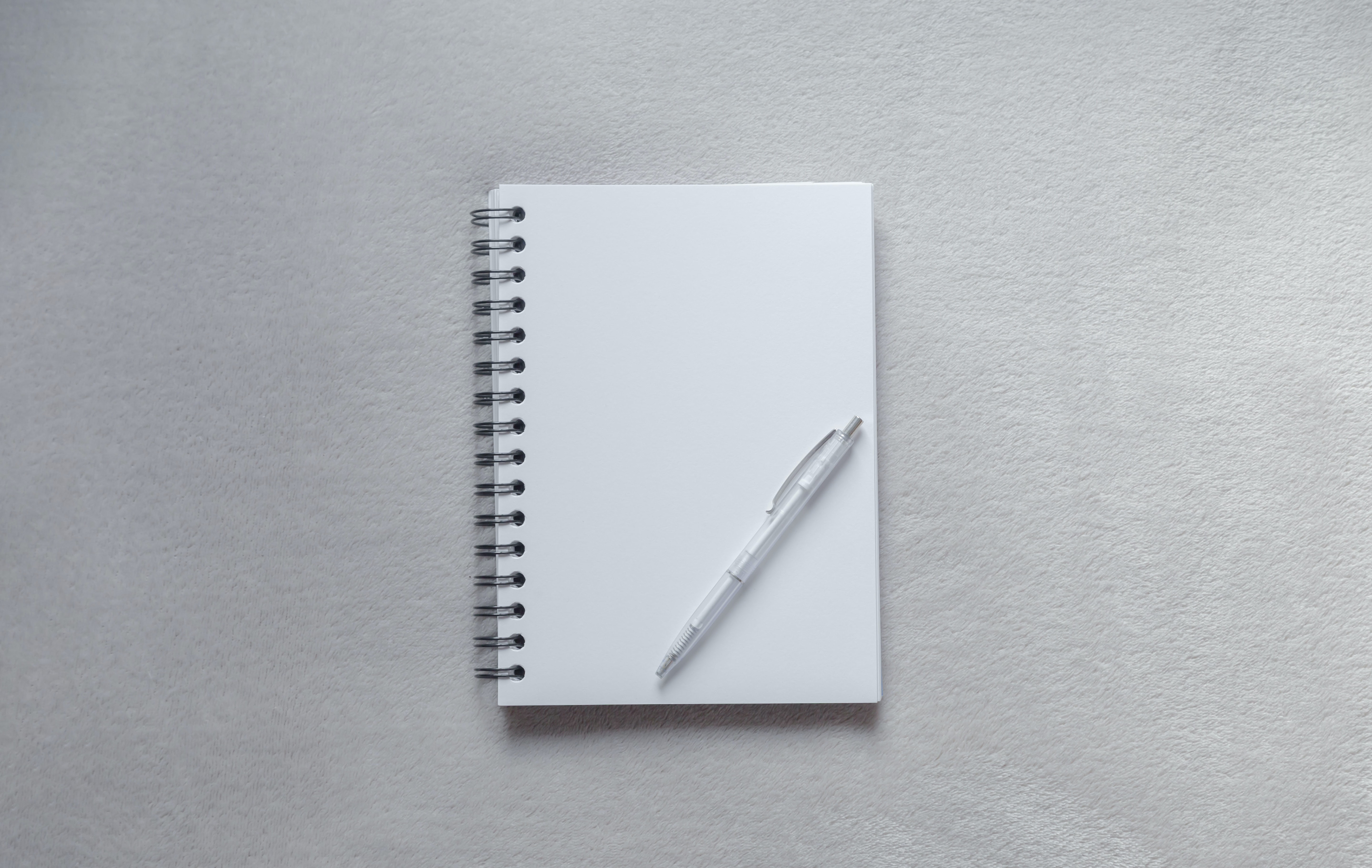 Oppiminen ja työelämä | Kuvassa tyhjä muistikirja ja kynä